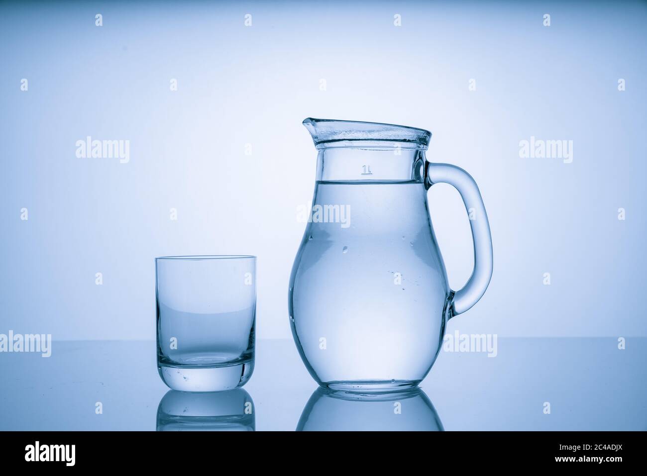 Jarra vaso agua fotos de stock, imágenes de Jarra vaso agua sin royalties