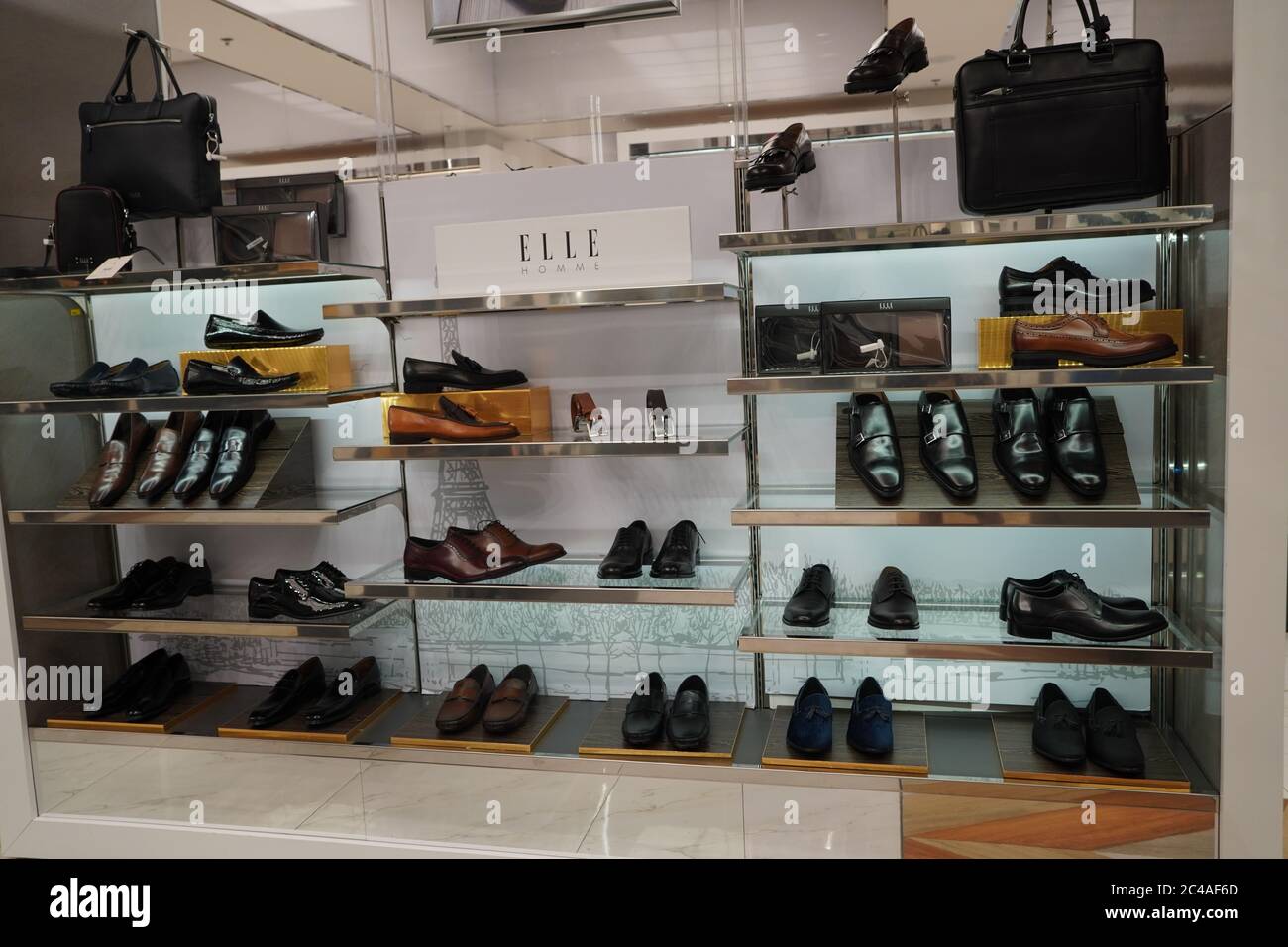 Dubai UAE Diciembre 2019 - Zapatillas para hombre en una tienda de lujo.  Juego de bolsas de zapatos de lujo para hombre en negro y marrón en la  tienda. Calzado para hombre.