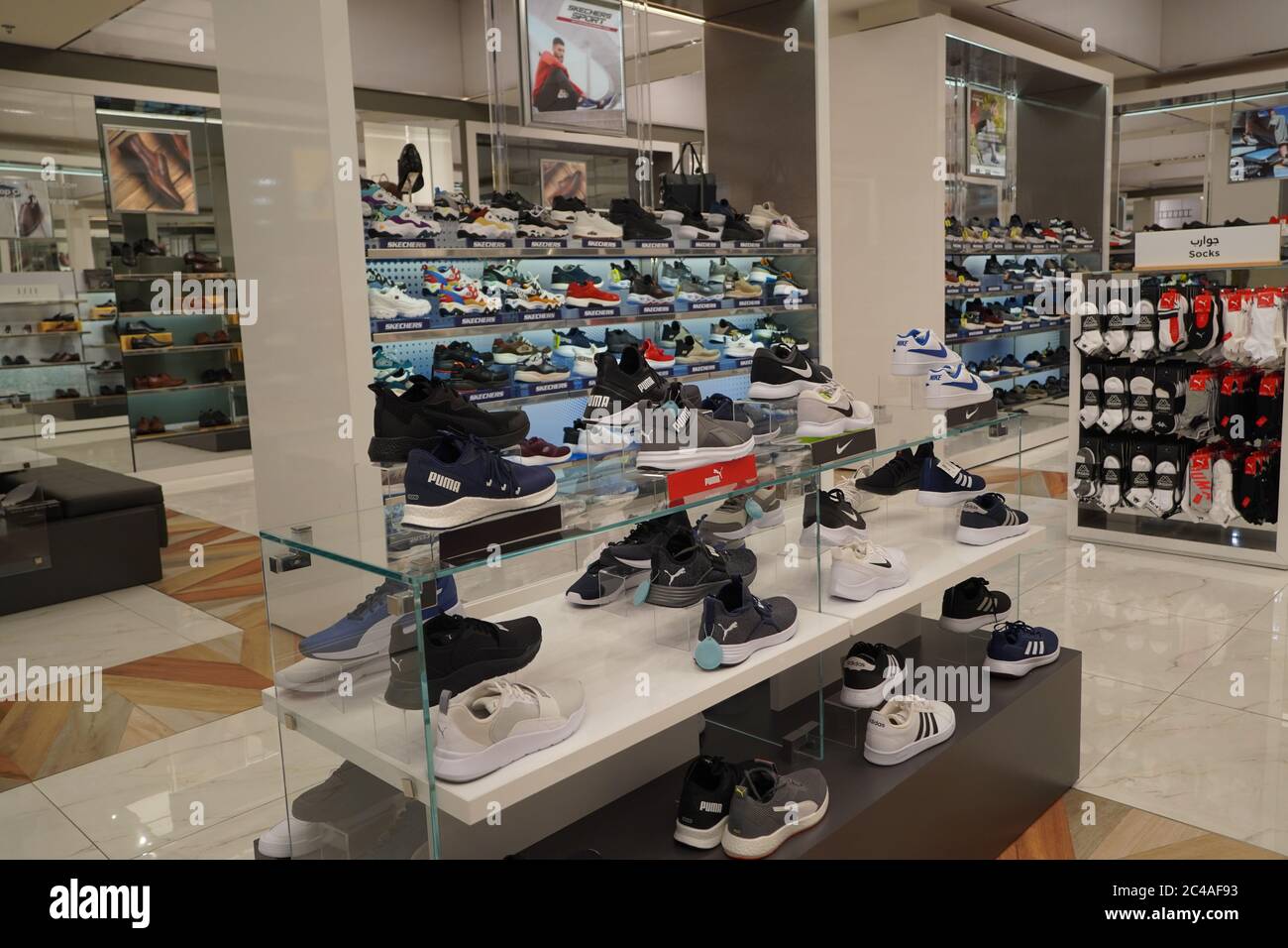Dubai UAE Diciembre 2019 Puma Brand Sport zapatos en una tienda. Calzado de  varias marcas en el centro comercial. Gran colección de diferentes zapatos  deportivos Fotografía de stock - Alamy