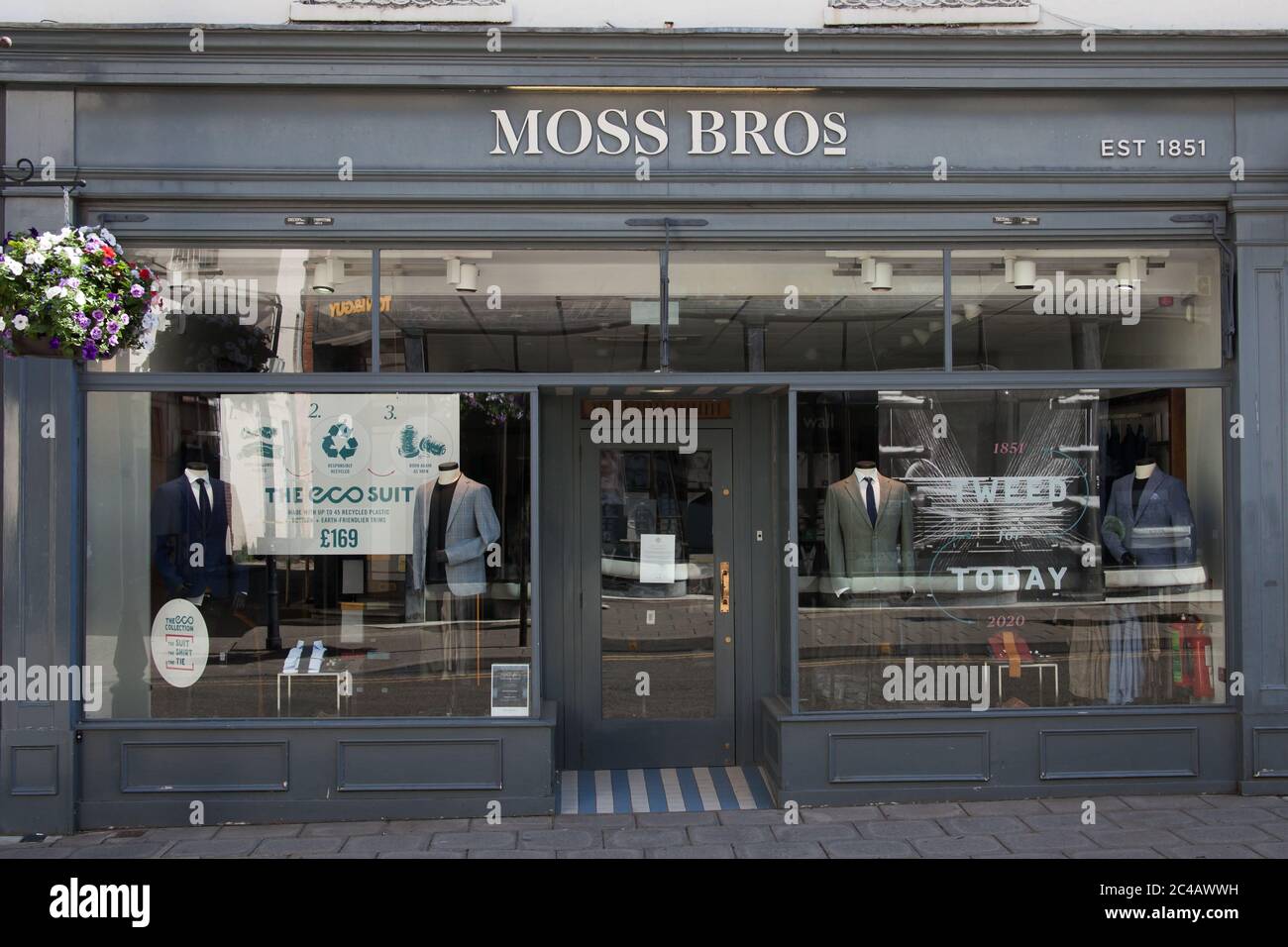 Los Moss Bros ropa de hombre minoristas en Cheltenham, Gloucestershire en  el Reino Unido Fotografía de stock - Alamy