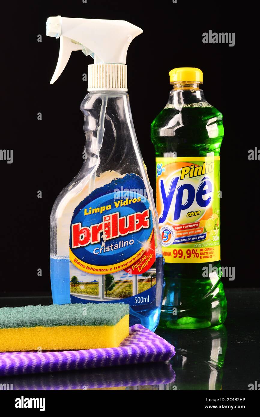 Productos de limpieza para el hogar fotografías e imágenes de alta  resolución - Alamy