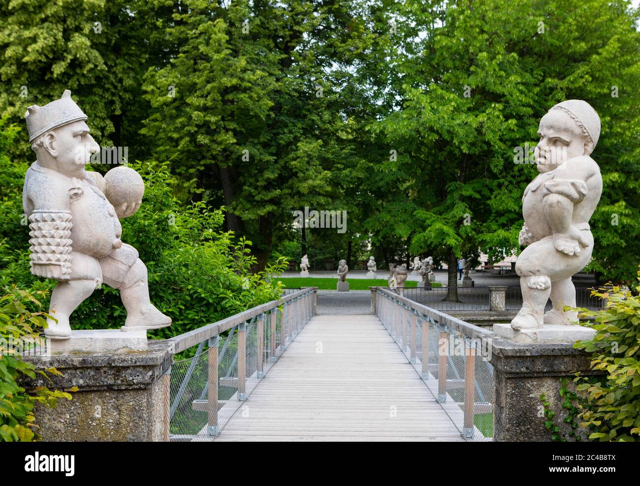 Enano con pelota y enano con mangas de punta, jardín enano, jardín enano en el jardín Mirabell, Salzburgo, Austria Foto de stock