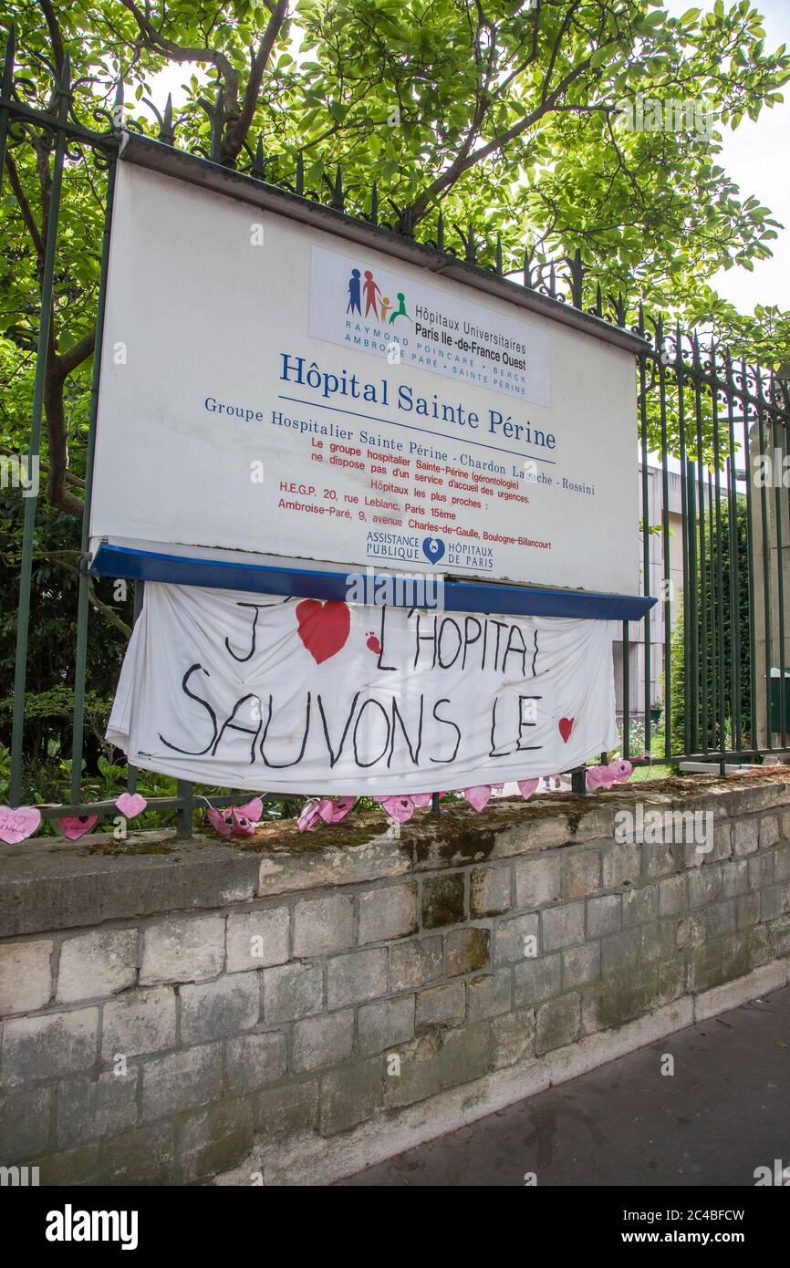 Hospital Sainte Périne, panel de información y banner para salvar el hospital. Foto de stock