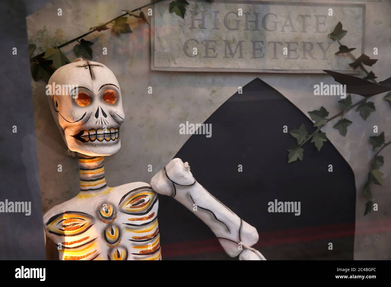 Esqueleto falso en una tienda de highgate durante Halloween Foto de stock