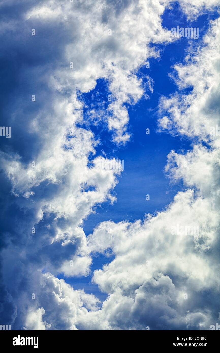 Brillante cielo azul profundo hermosas nubes y aire fresco para el fondo Foto de stock