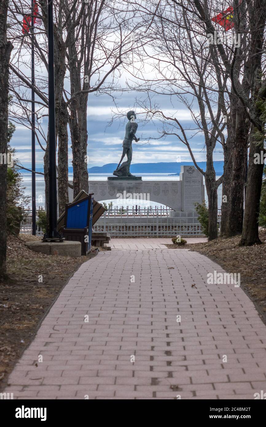 El Terry Fox Memorial en la autopista Trans Canada en Thunder Bay Ontario Canadá Foto de stock