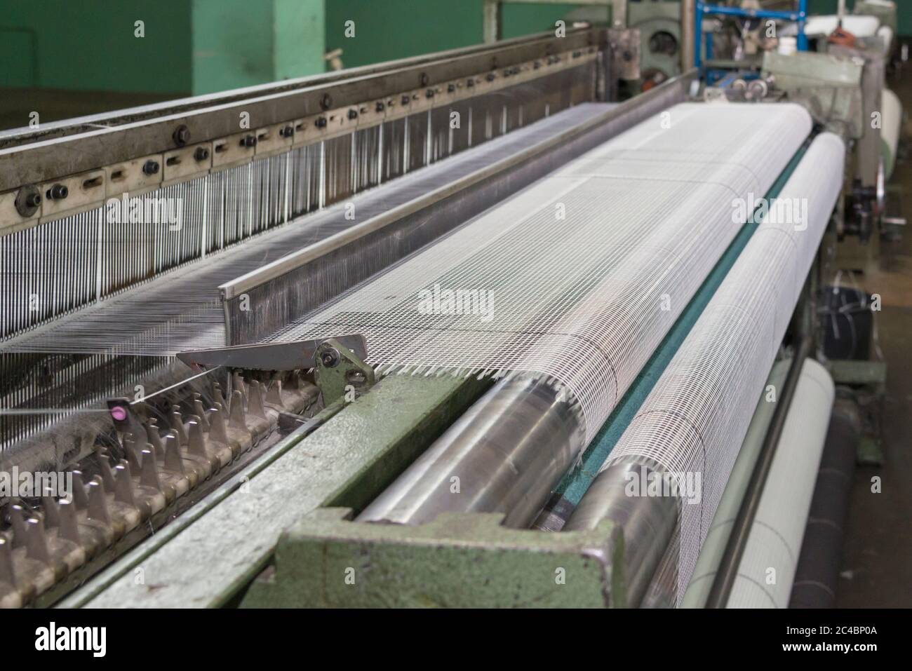 Máquina de de malla de fibra de vidrio en la fábrica, materiales de construcción para el aislamiento de paredes Fotografía de stock - Alamy