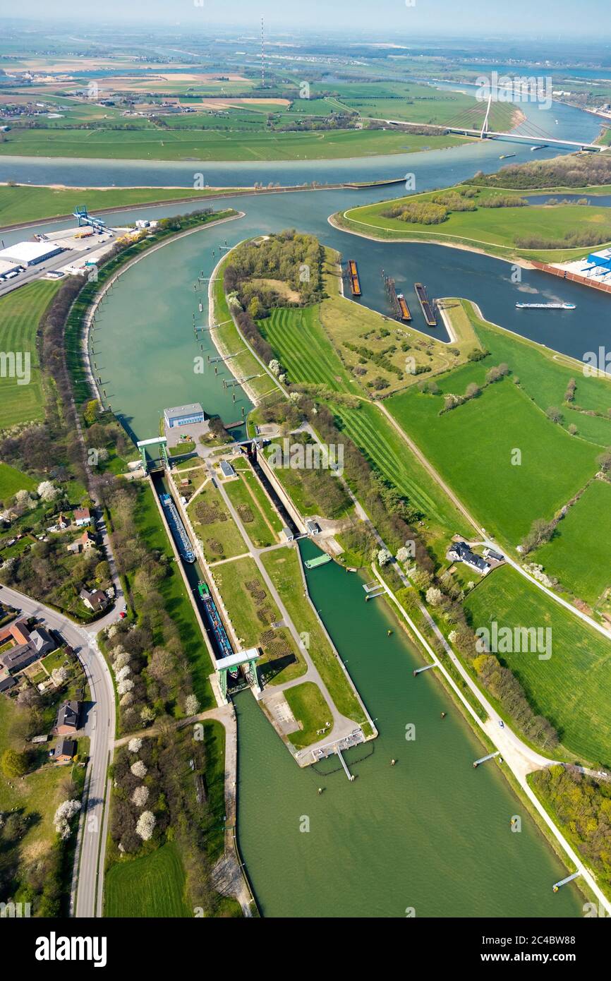 Sluice Friedrichsfeld al comienzo del canal de Watteln de Wesel, cerca del Rin, 07.04.2019, vista aérea, Alemania, Renania del Norte-Westfalia, Área de Ruhr, Voerde Foto de stock