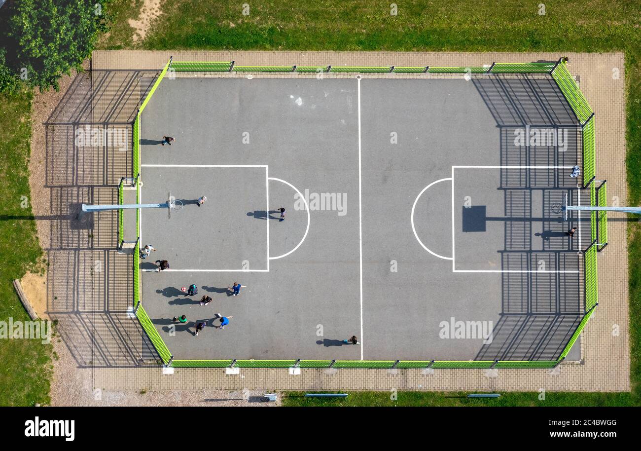 Campo de baloncesto en el parque de juegos Herz Adolf Weg, 07.06.2019, vista aérea, Alemania, Renania del Norte-Westfalia, Soest Foto de stock