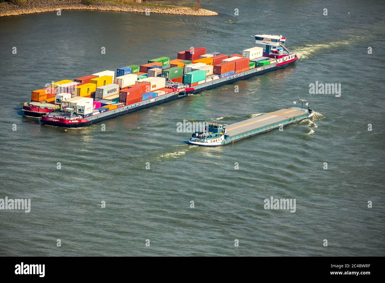 Barco contenedor en el río Rin, 07.04.2019, vista aérea, Alemania, Renania del Norte-Westfalia, Área de Ruhr, Voerde Foto de stock