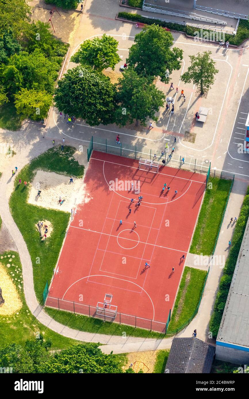 Campo de baloncesto cerca de la escuela Jacob Grimm y la escuela Bodelschwingh, 06.07.2019, vista aérea, Alemania, Renania del Norte-Westfalia, Soest Foto de stock