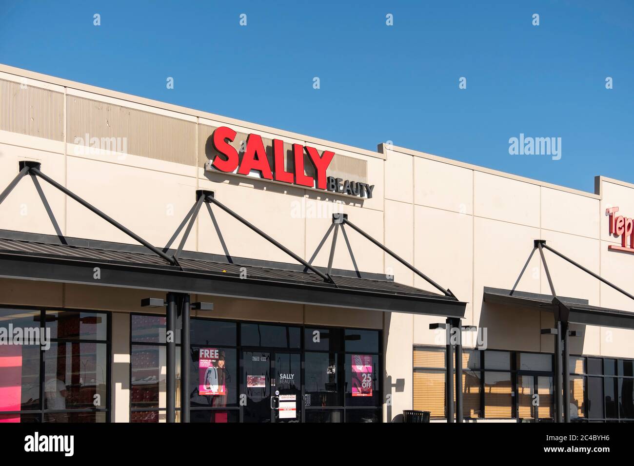 Sally Beauty Supply tienda exterior en un centro comercial en Wichita,  Kansas, EE.UU Fotografía de stock - Alamy
