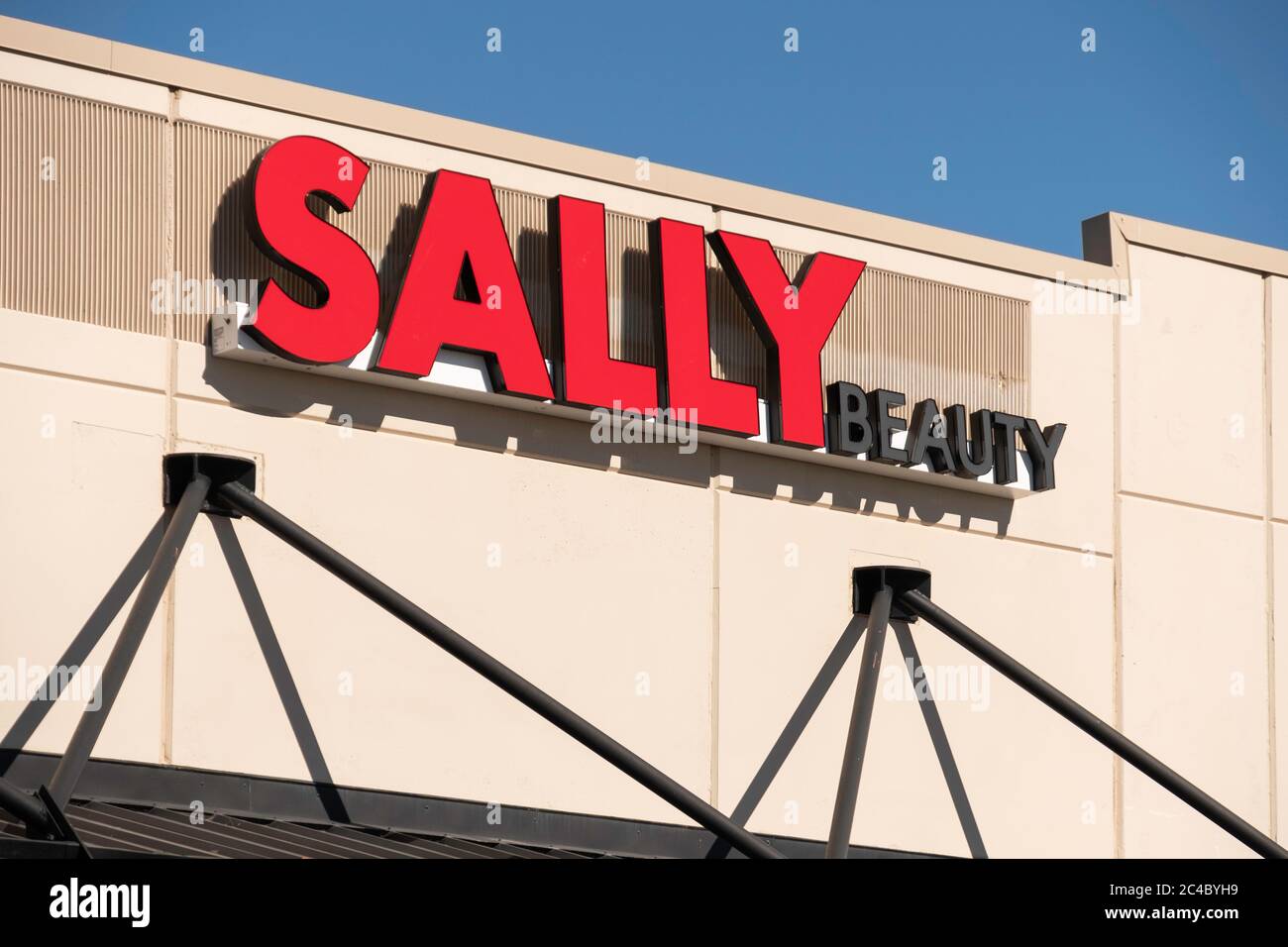Tienda de productos de belleza sally fotografías e imágenes de alta  resolución - Alamy
