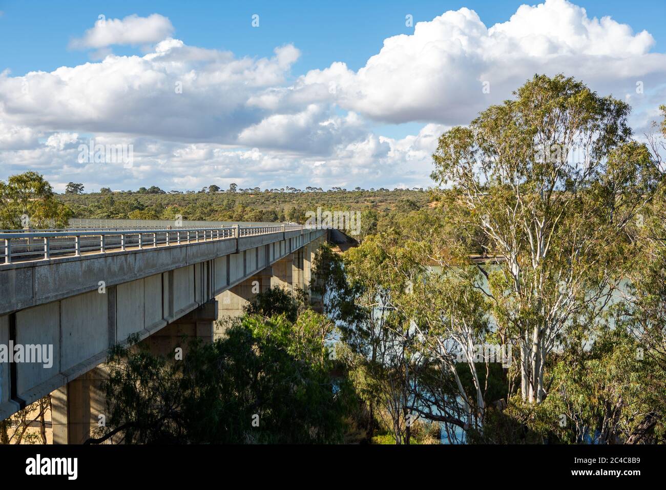 El histórico puente de Blanchetown antiguo que cruza el hermoso río