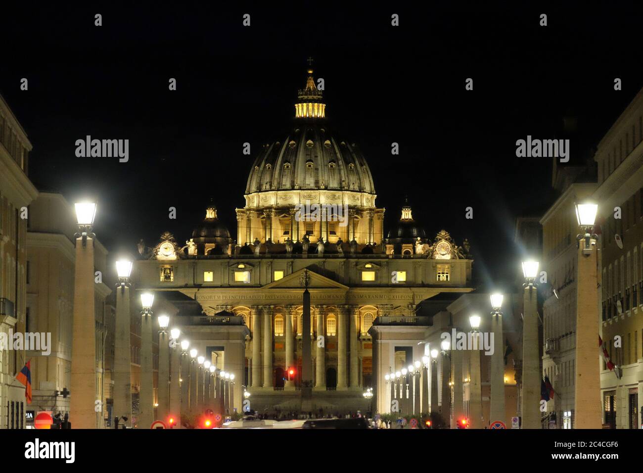 Vista nocturna de la cúpula de San Pedro desde Via della Conciliazione en Roma, Italia Foto de stock