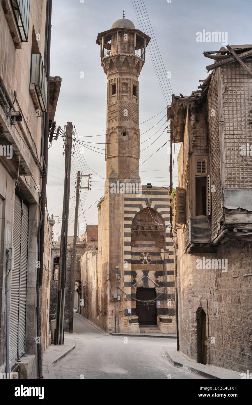 Mezquita, calle en el casco antiguo, Alepo, Siria Foto de stock