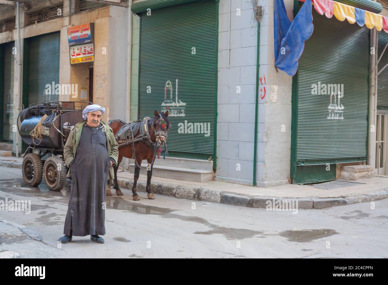 El hombre de la calle, Aleppo, Siria Foto de stock