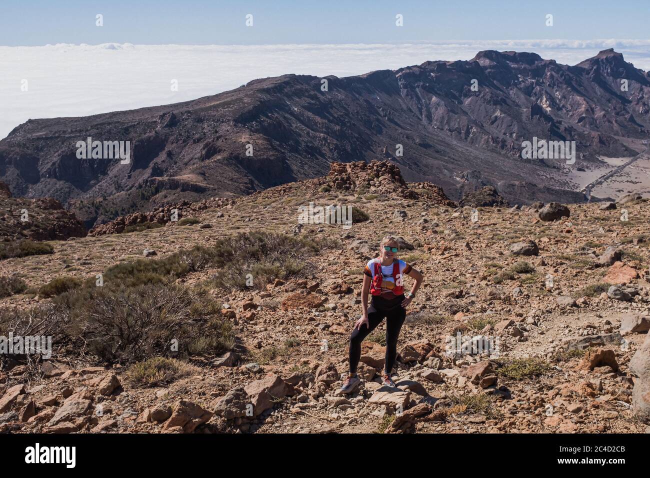 Retrato de la mujer deportiva corriendo en el campo a través de pista Foto de stock