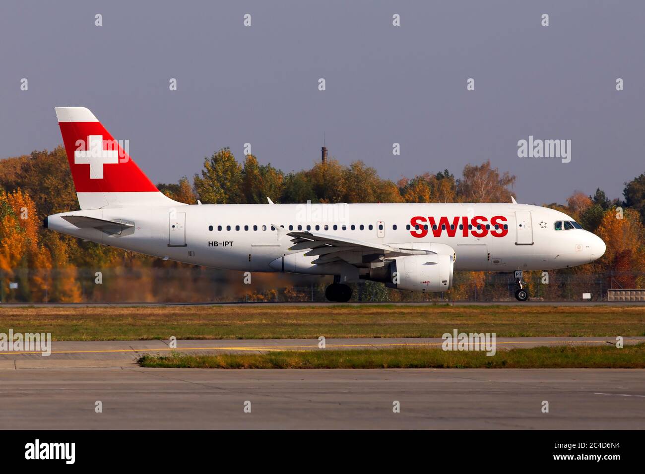 Borispol, Ucrania - 17 de octubre de 2018: Aviones Airbus A320 de Swiss International Airlines que corren en la pista del aeropuerto internacional de Borispol Foto de stock