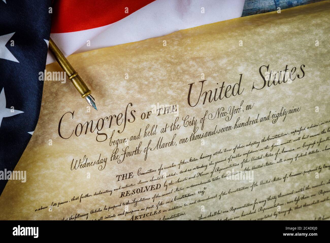 Preámbulo de la Constitución de los Estados Unidos de América de cierre de la bandera estadounidense Foto de stock
