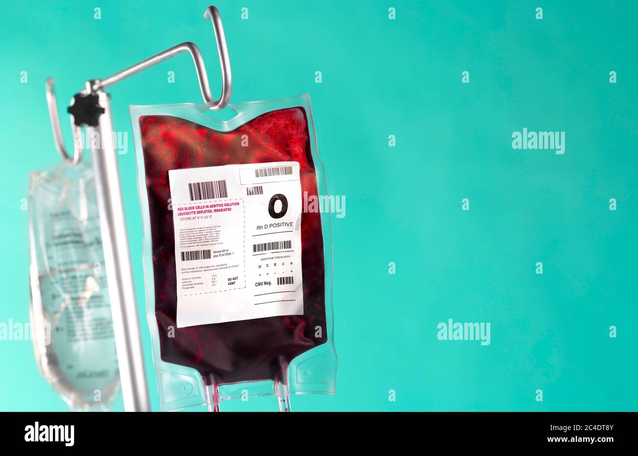 Bolsa de sangre y bolsa de salino colgando en el soporte del hospital Foto de stock