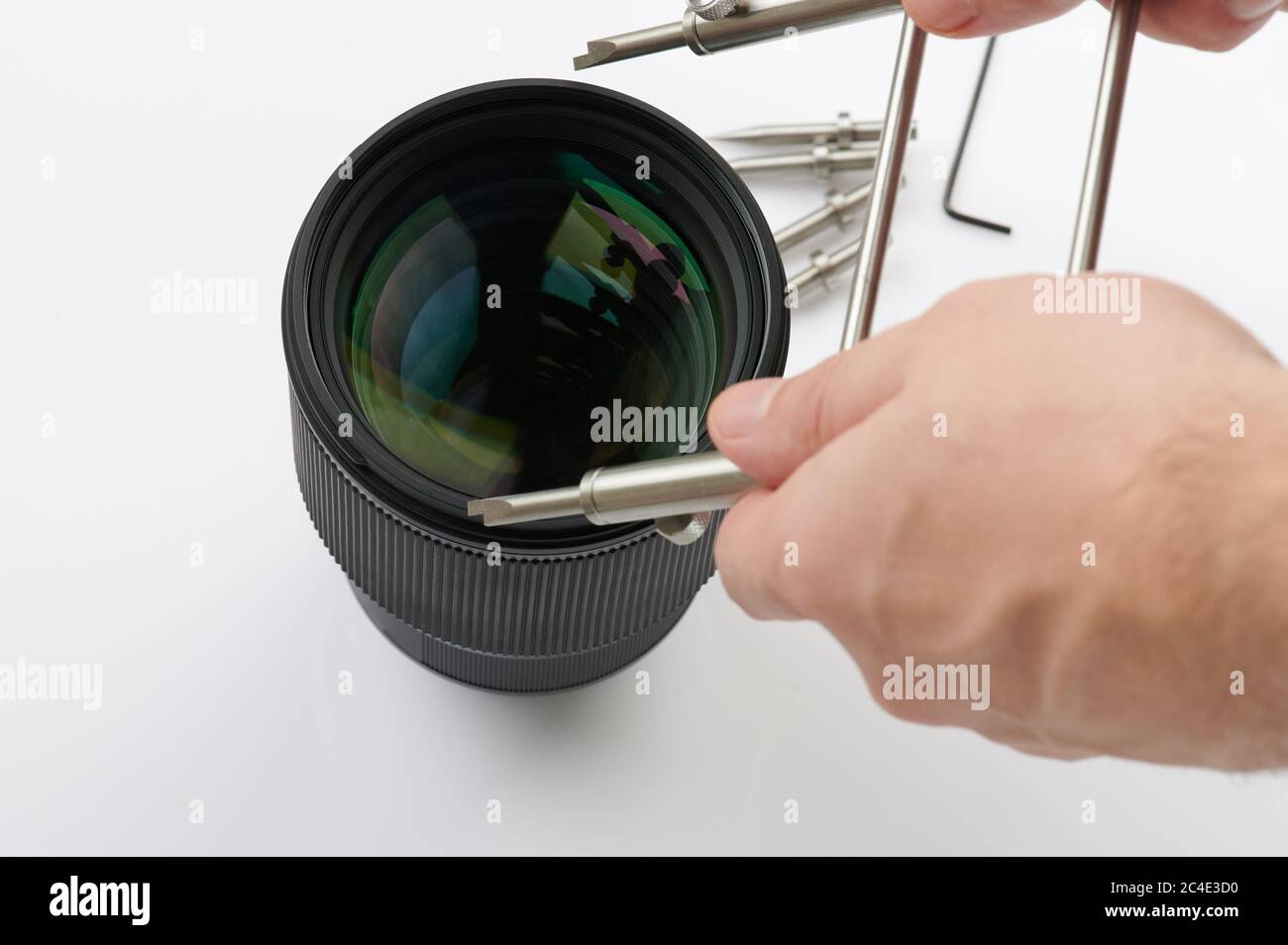 Servicio de limpieza de dispositivos ópticos. Objetivo moderno de apertura con herramienta Foto de stock