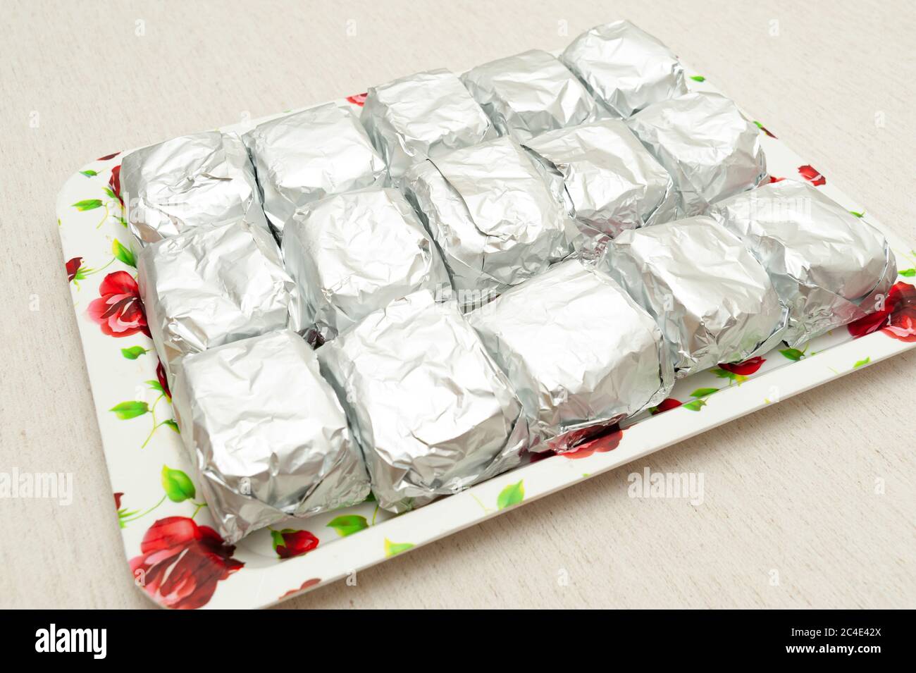 Postre tradicional brasileño (conocido como "Bolo Gelado") haciendo