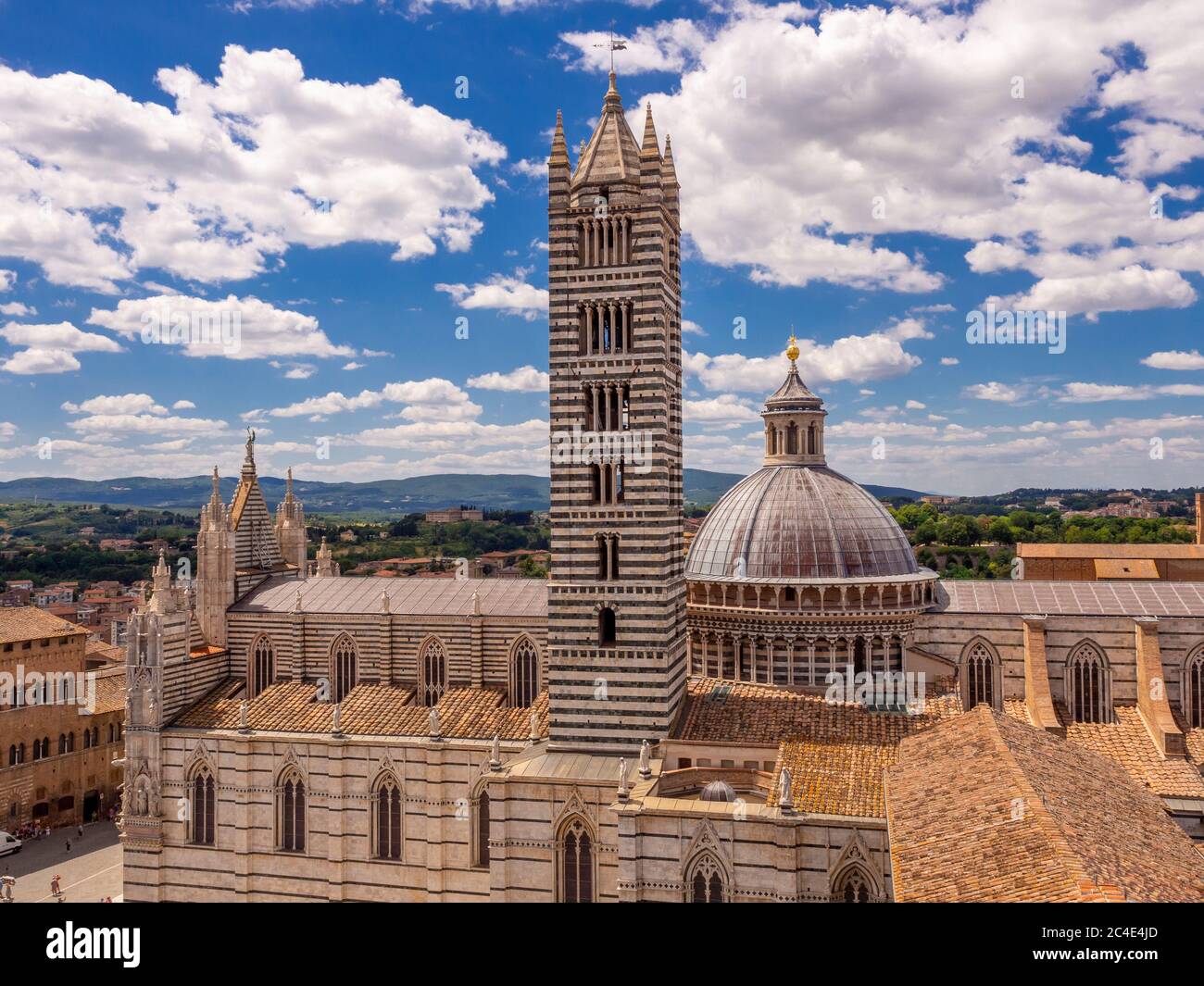 El campanario y la cúpula de la Catedral de Siena visto desde el lado sureste. Siena. Italia. Foto de stock