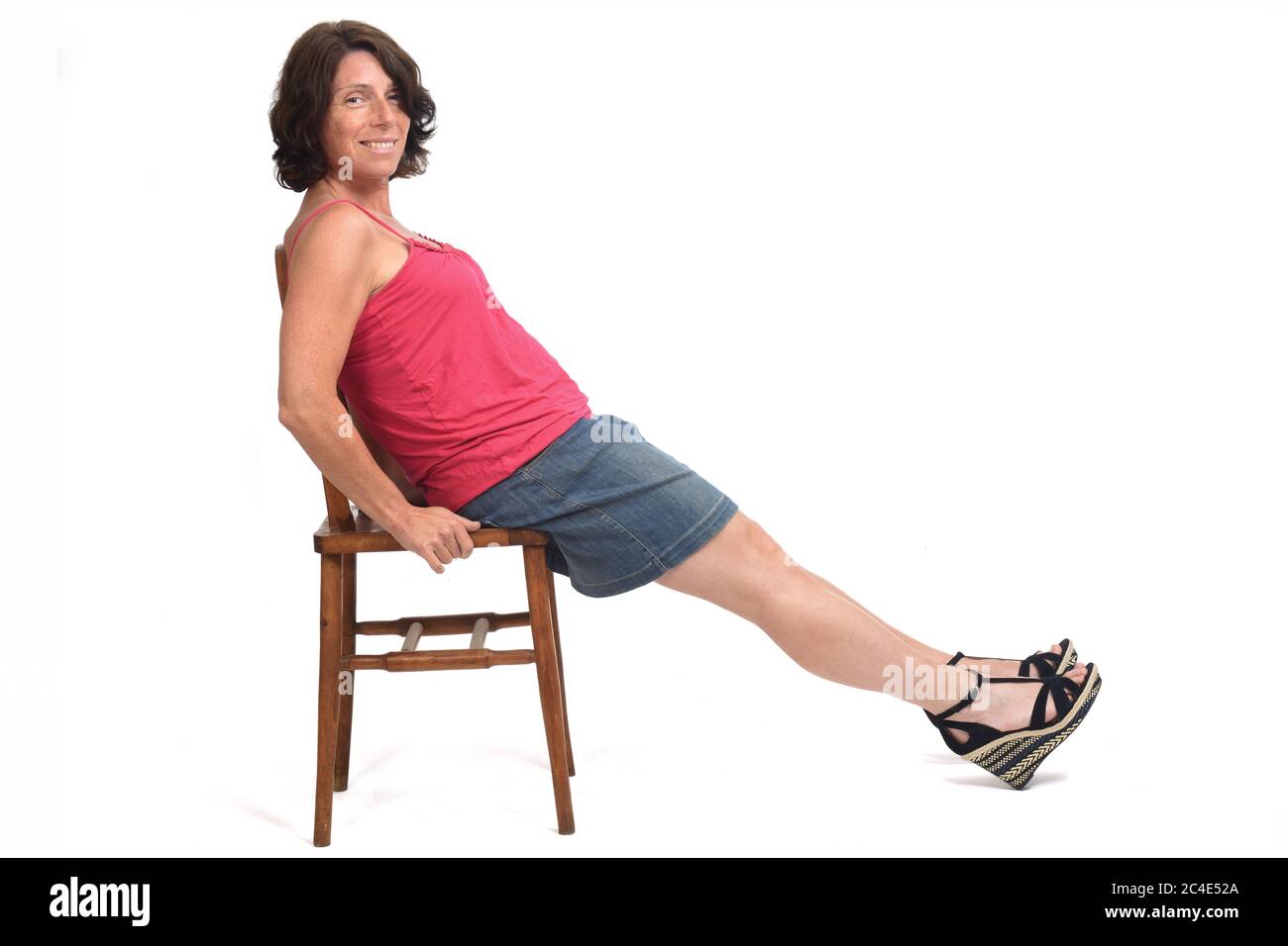 mujer sentada en silla con falda y piernas estiradas Fotografía de stock -  Alamy