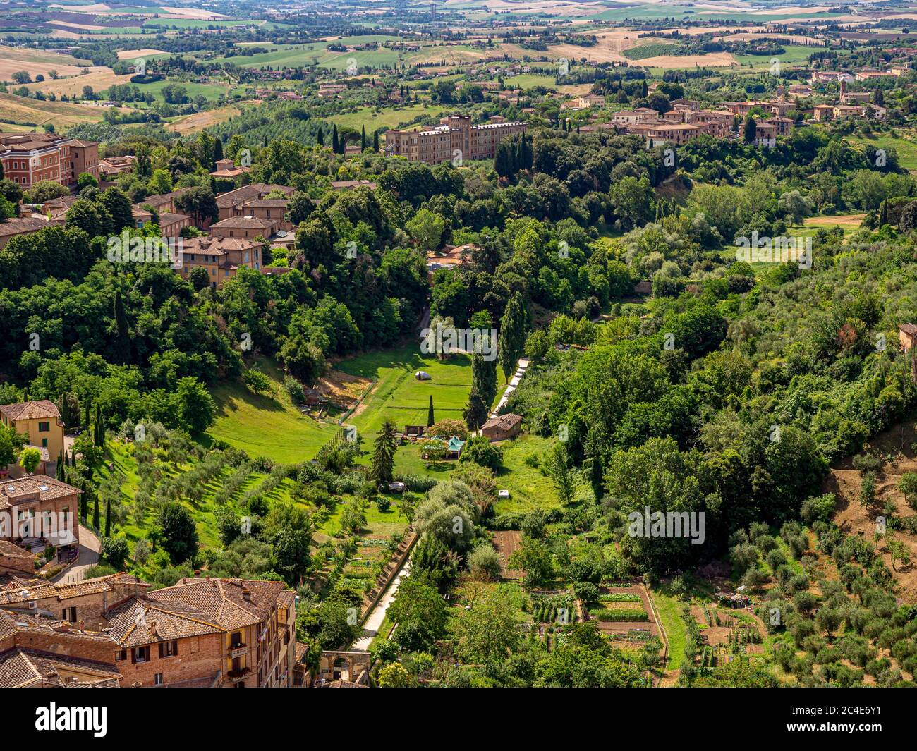 Vista aérea de Orto de Pecci, un espacio verde dirigido por la cooperativa social, la Prosposta. Siena. Italia. Foto de stock