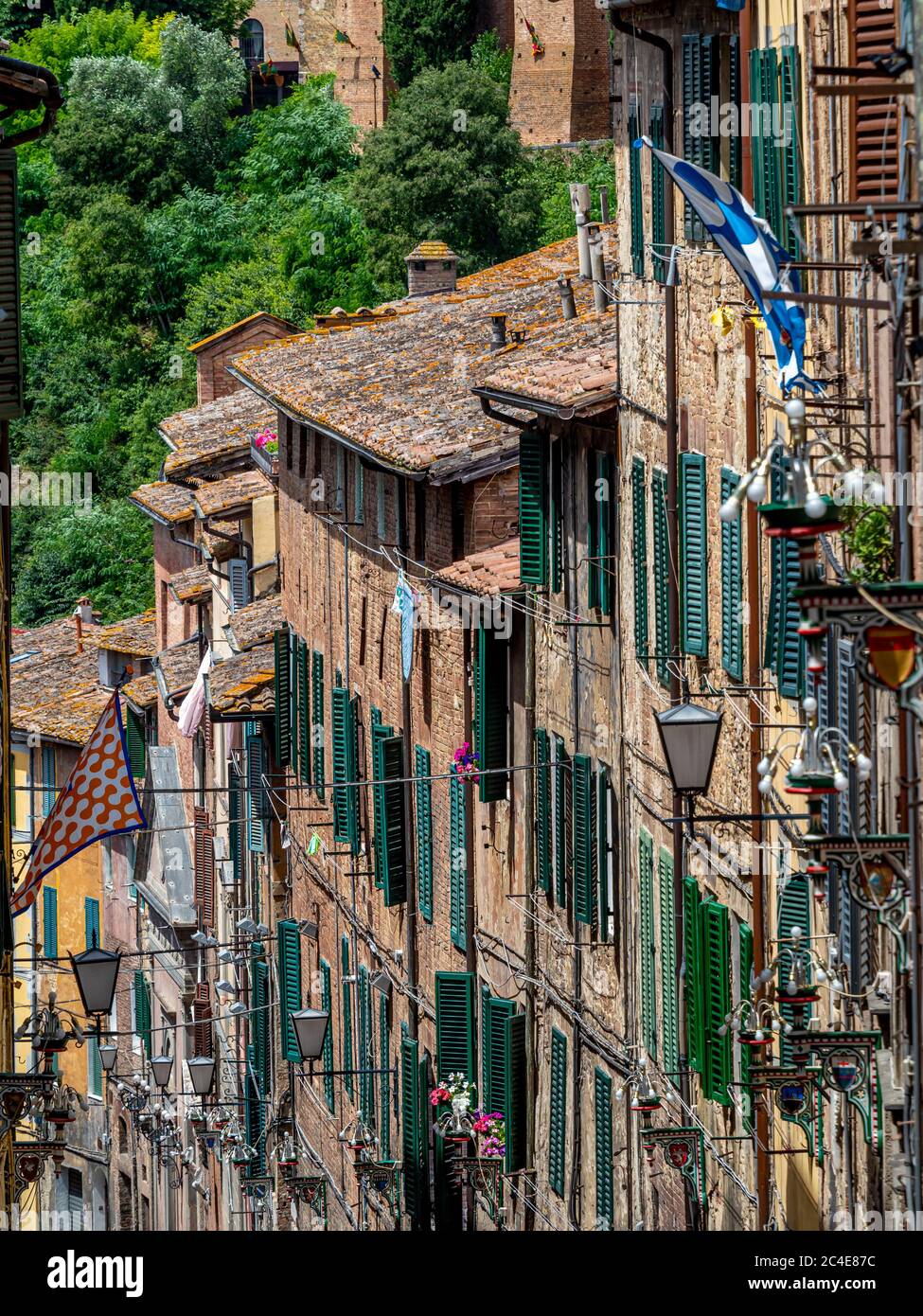 Casas tradicionales de Siena con persianas de madera. Siena. Italia. Foto de stock