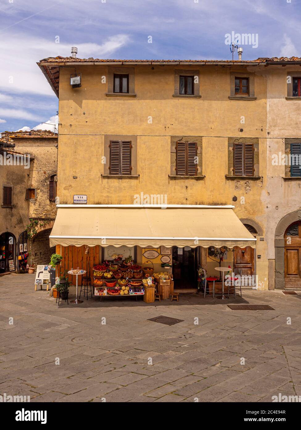 Pequeña cafetería y tienda de frutas en Castellina in Chianti. Toscana, Italia. Foto de stock