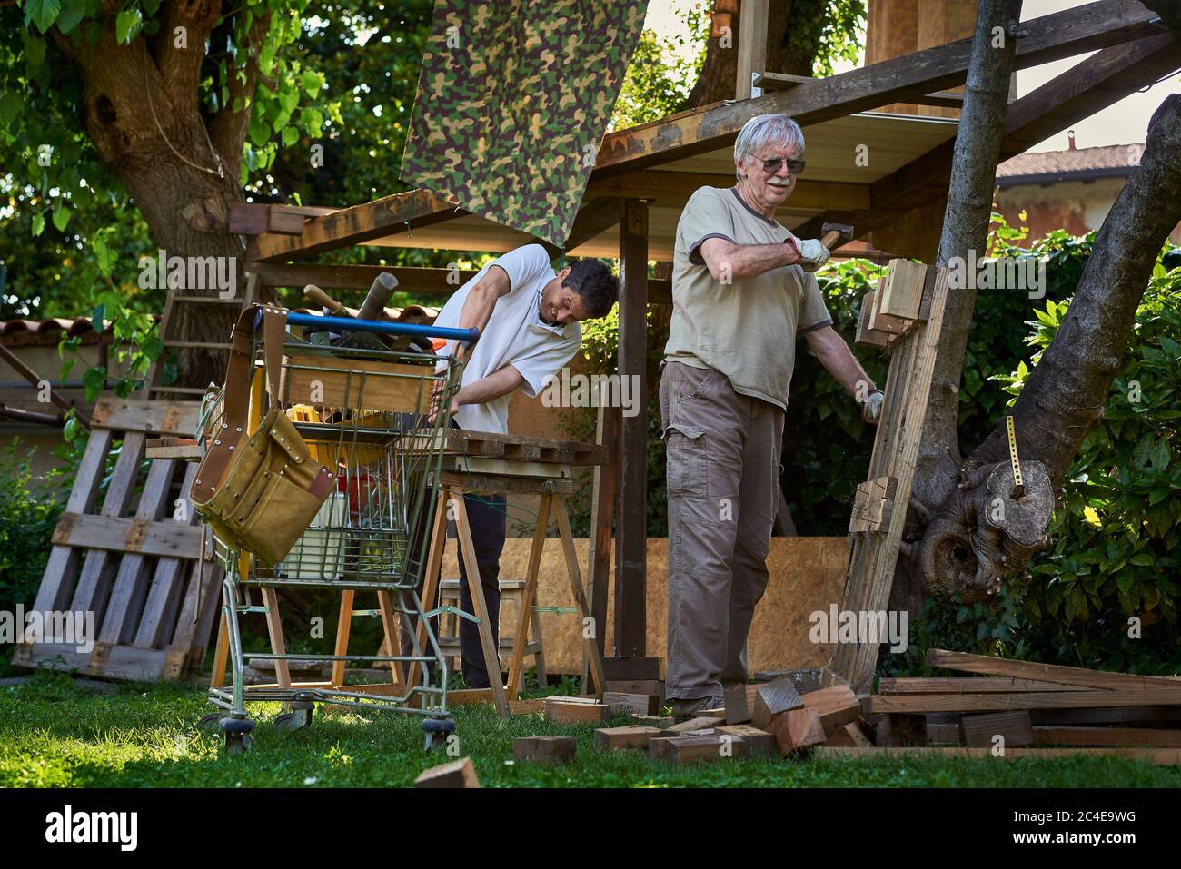 Hombres mayores activos trabajando en el patio trasero Foto de stock