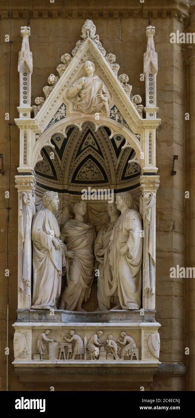 Escultura de cuatro mártires coronados o cuatro santos, y maestros de los trabajadores de la madera y la piedra, la iglesia de Orsanmichele, Florencia, Toscana, Italia, el turismo de la ciudad Foto de stock