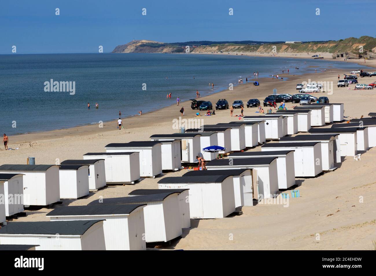 Playa de arena blanca y cabañas en la costa del Mar del Norte, Lokken, Jutlandia, Dinamarca, Europa Foto de stock