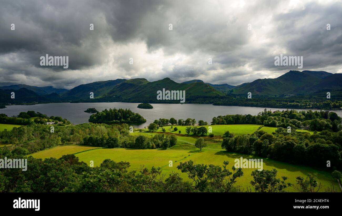 Derwentwater, Catbells y Borrowdale de Castlehead Foto de stock