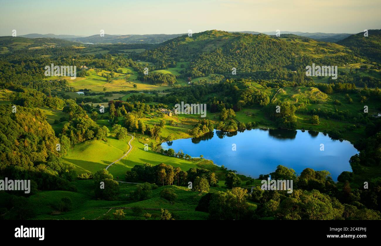 Loughrigg Tarn de Loughrigg Fell, Distrito de los Lagos Foto de stock