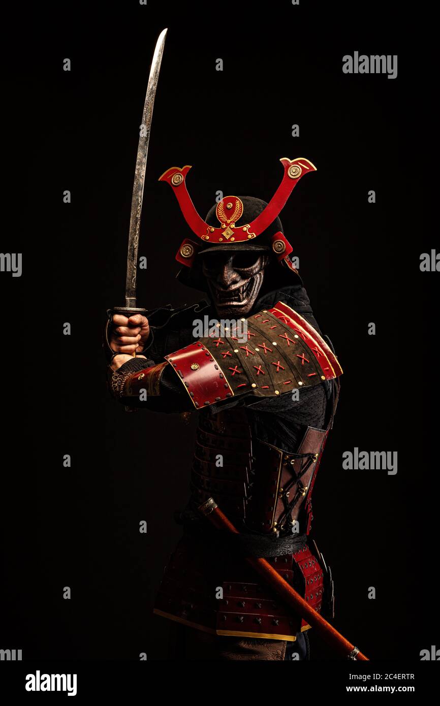 Retrato de un samurai en armadura en posición de ataque Fotografía de