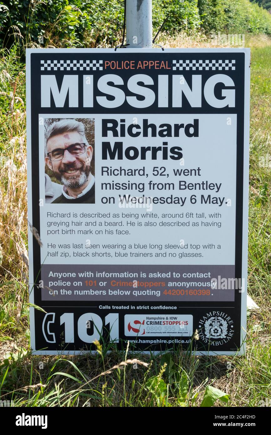 Póster de la llamada policial para el diplomático británico Richard Morris desaparecido en el pueblo de Bentley en Hampshire, donde desapareció el 6 de mayo de 2020, Reino Unido Foto de stock