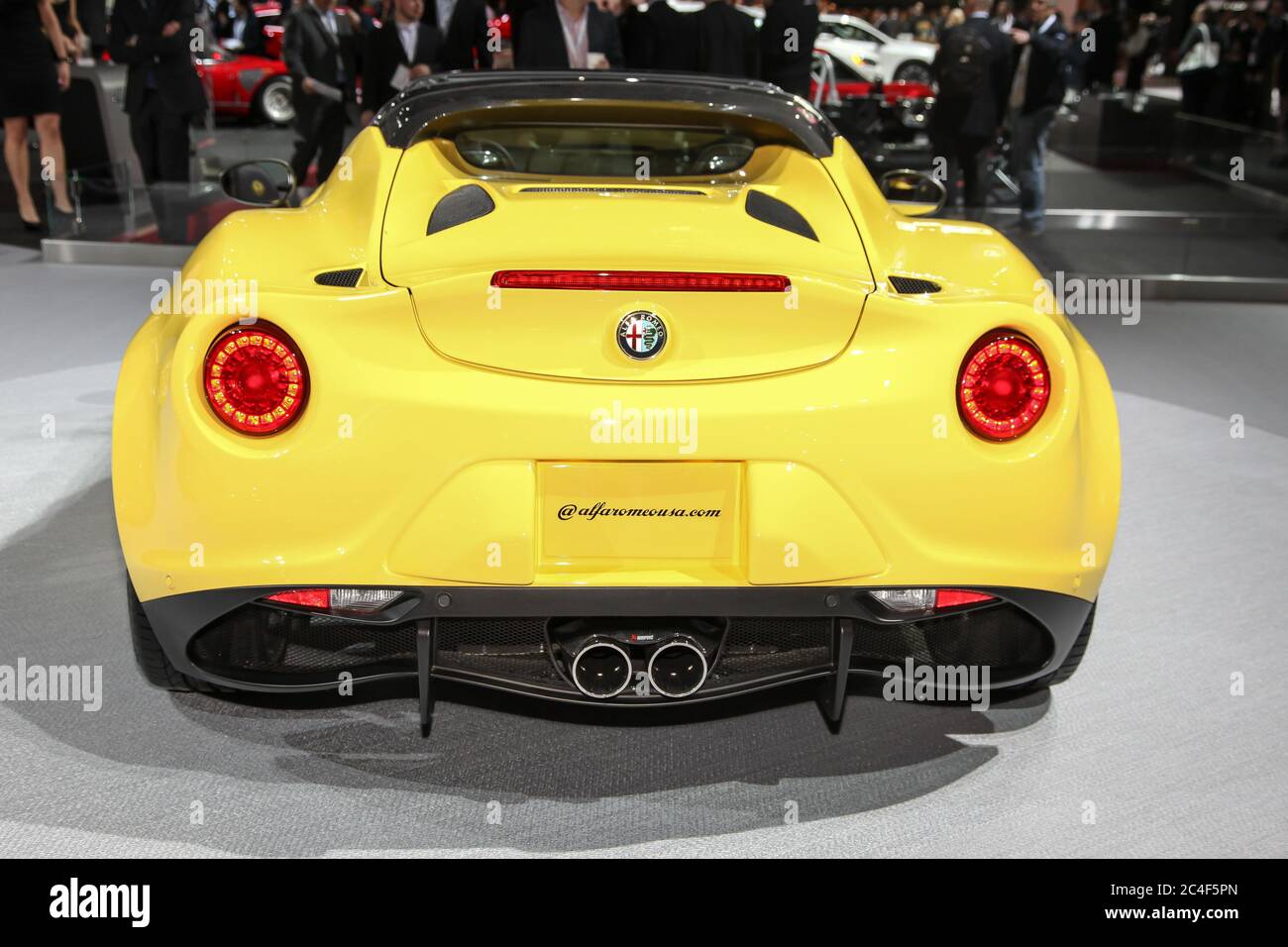 NUEVA YORK, NY - 1 DE ABRIL de 2015: Exposición Alfa Romeo Spider 4C coupé en el Salón Internacional del automóvil de Nueva York 2015 durante el día de la Prensa Foto de stock