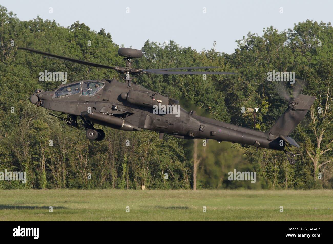 AAC Apache ataque helicóptero aterrizando en el aeródromo de Wattisham en Suffolk. Foto de stock