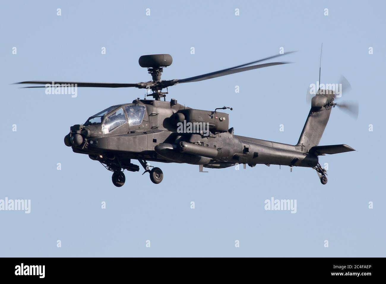 AAC Apache ataque helicóptero aterrizando en el aeródromo de Wattisham en Suffolk. Foto de stock