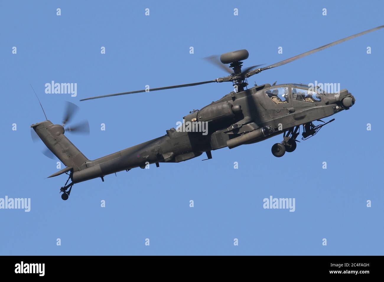 Helicóptero Apache AAC realizando alar sovers en el aeródromo de Wattisham en Suffolk. Foto de stock