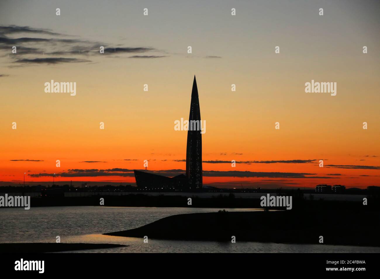 Silueta de la ciudad al atardecer con el rascacielos del Centro Lakhta, en el barrio noroeste de Lakhta en San Petersburgo, Rusia. Foto de stock