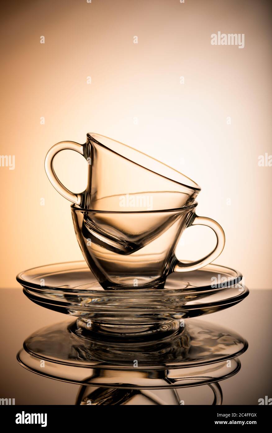 Dos tazas de café transparentes vacías aisladas sobre fondo naranja  Fotografía de stock - Alamy