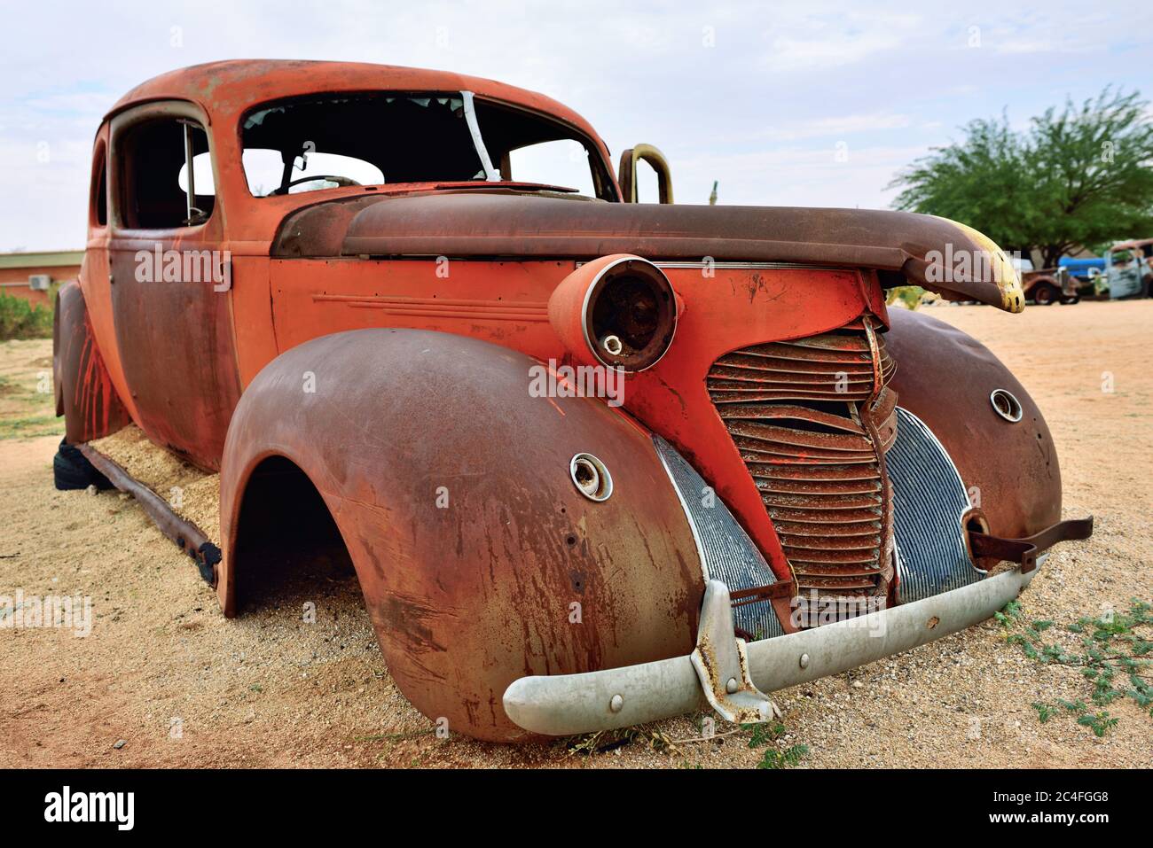 SOLITAIRE, NAMIBIA - 30 DE ENERO de 2016: Viejo vehículo abandonado dañado Hudson en la estación de servicio en Solitaire en el desierto de Namib, Namibia. Popular touristi Foto de stock