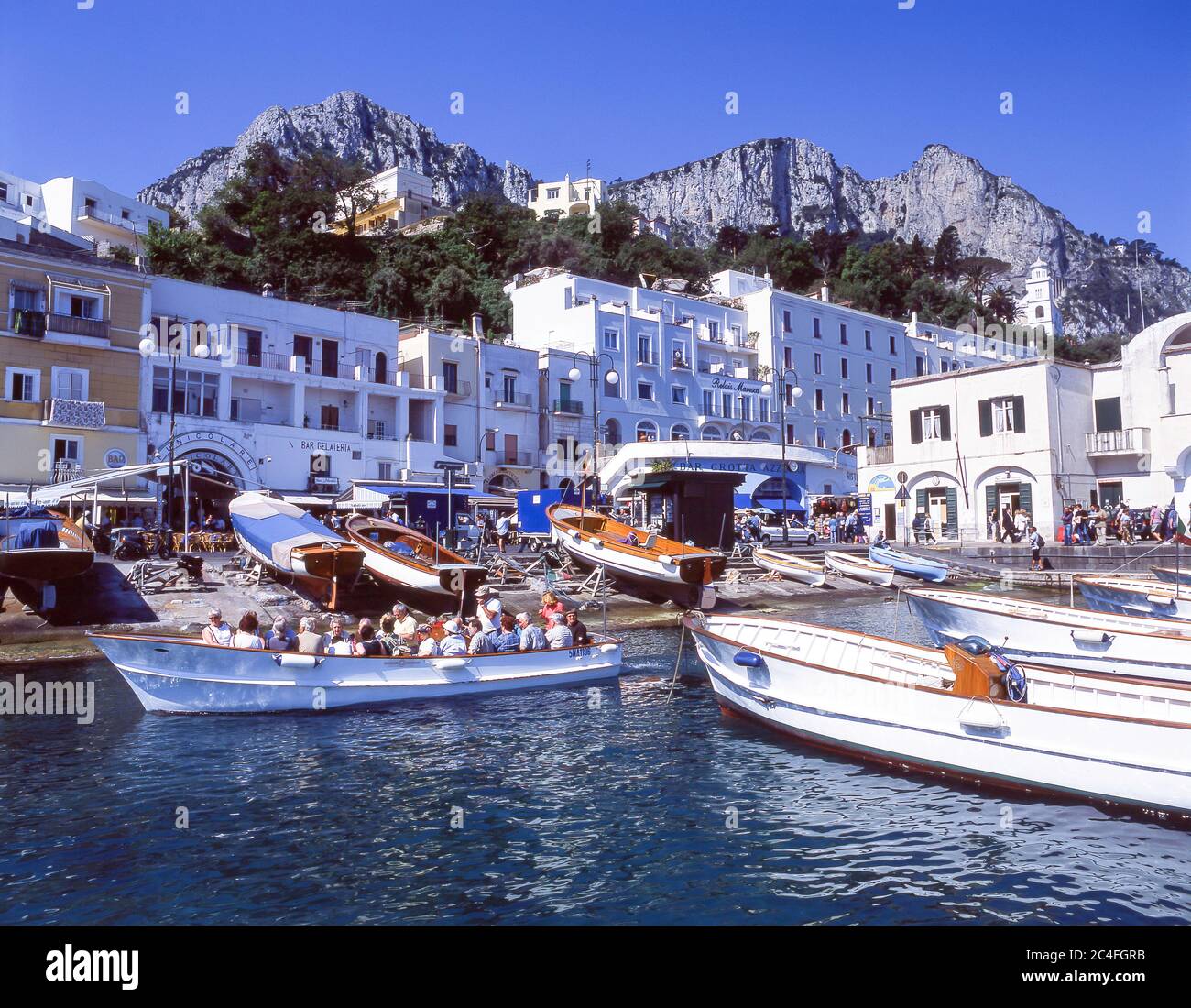 Barcos turísticos en el puerto, Marina Grande, Isla de Capri, Región de Campagnia, Italia Foto de stock