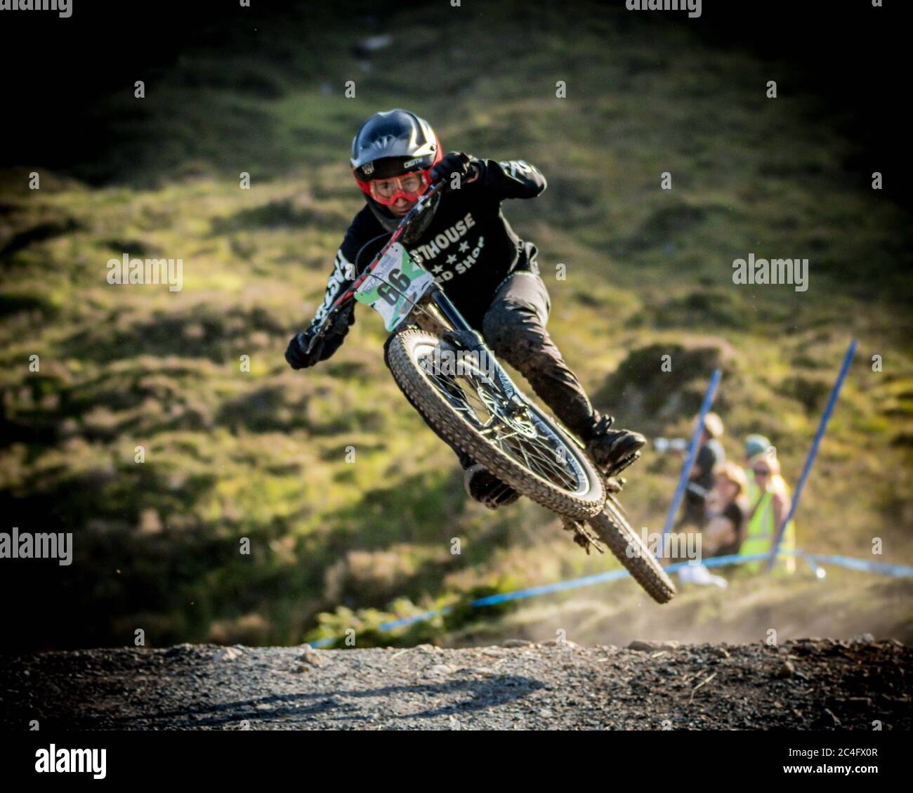 Carreras de bicicletas de montaña en descenso, Escocia Fotografía de stock  - Alamy