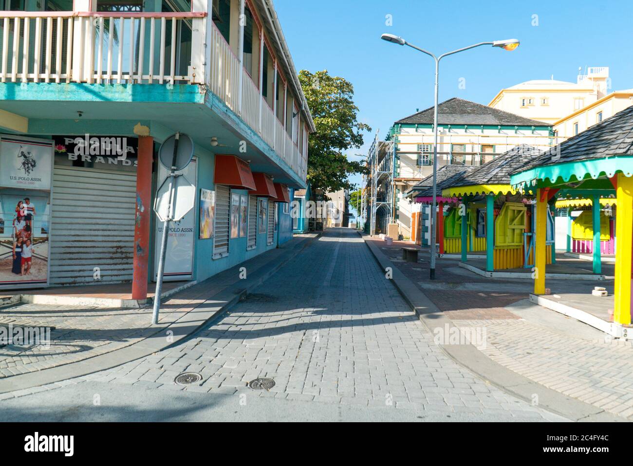 Abril 2020 Cay Hill St.maarten: Calle de atrás cerrada debido al estado de emergencia por el virus de la corona Foto de stock