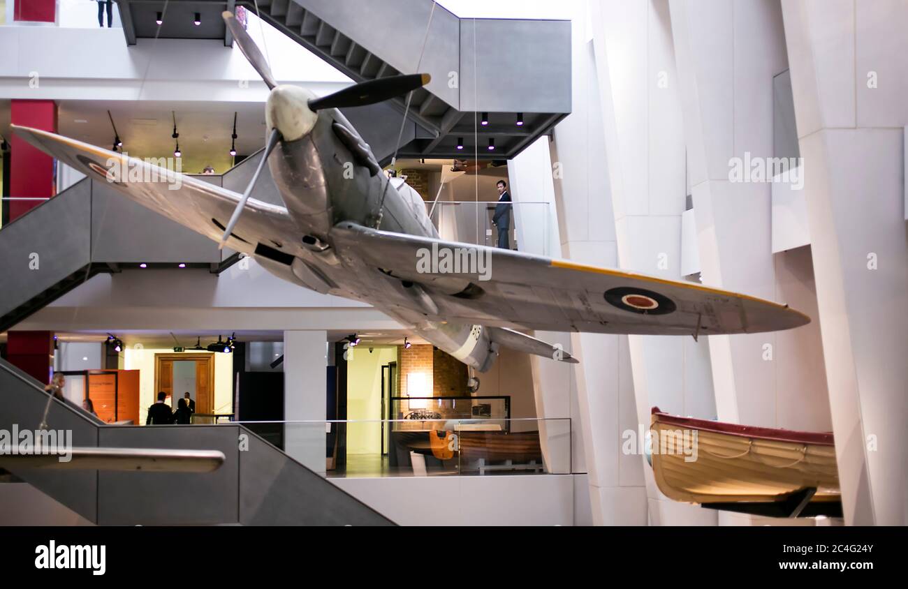 Spitfire fighter y lancha salvavidas en exhibición en el Museo Imperial de la Guerra, Londres, Inglaterra, Reino Unido Foto de stock